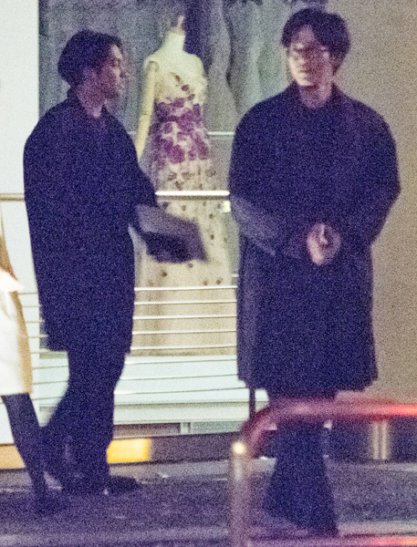 松坂と柳楽はお揃いの全身黒コーデ