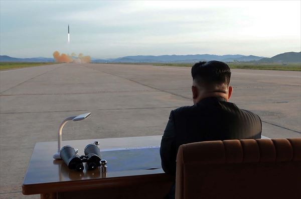 「火星12」の発射実験を視察した金正恩(9月16日) KNS/KCNA/AFP/AFLO