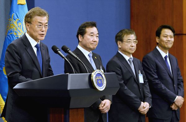 韓国政権中枢の「親北派」（左から文在寅・大統領、李洛淵・首相、徐薫・国家情報院院長、任鐘皙・大統領秘書室長）