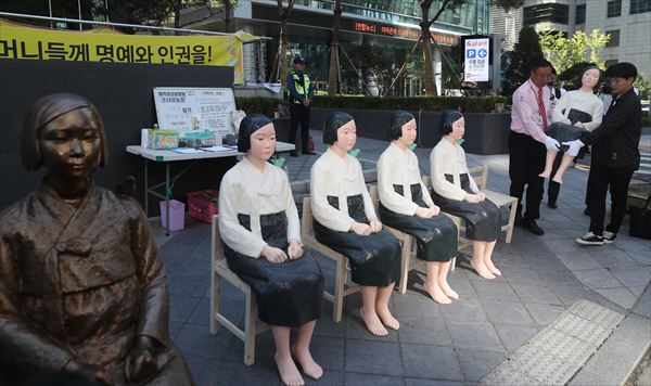 ソウル市内をバスに乗って循環した慰安婦像が並べられた　YONHAP NEWS/AFLO