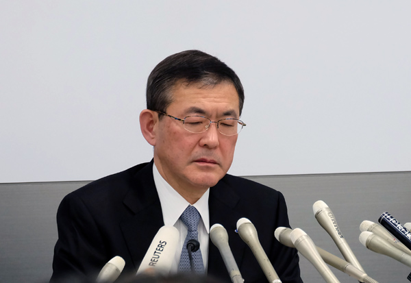 釈明会見で苦い表情を浮かべた吉永泰之・スバル社長