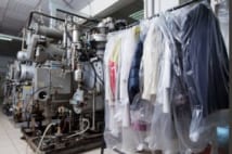 クリーニングから戻ってきた服、ビニールカバーは外すべき?