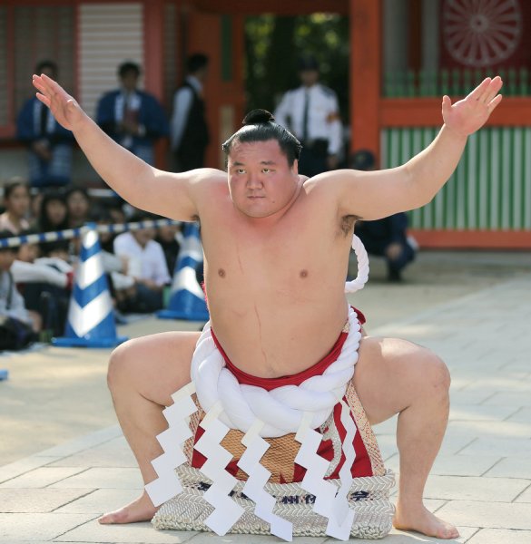 稀勢と白鵬の優勝争いは見られるのか（写真：時事通信フォト）