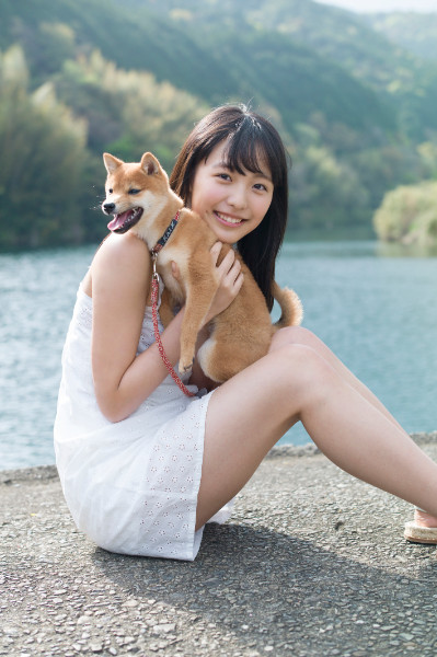 ポカリCMで注目の駒井蓮ちゃん16歳、柴犬くんと一緒に｜NEWSポストセブン