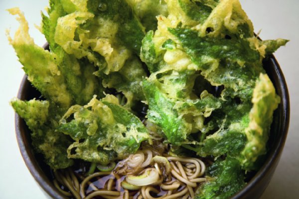 「めんや」の明日葉そば　380円