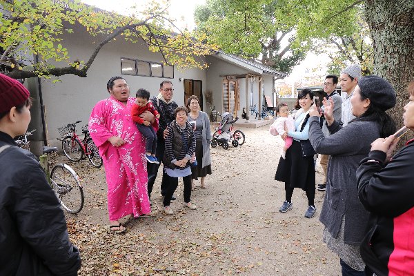 稽古後、見学に来たファンと撮影会（写真は千代大龍）