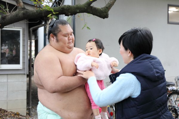 力士に抱っこしてもらうと健康で丈夫に育つと言われる（写真は千代丸）