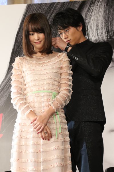 写真 総理大臣目指す役の桐谷美玲 背後の鈴木伸之にドキドキ Newsポストセブン Part 2