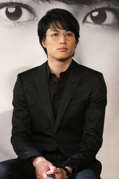 映画『リベンジgirl』で桐谷美玲の恋人役を演じる鈴木伸之