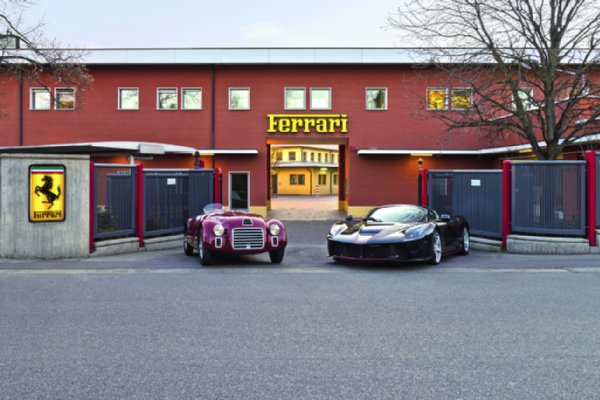 初代「125S」(左)と最新車「La Ferrari Aperta」(写真:Ferrari S.p.A.)