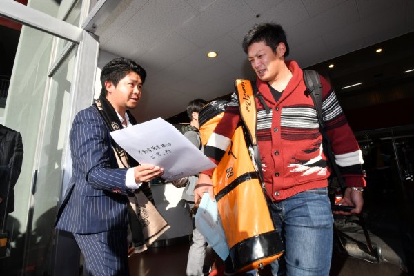 不動産営業職の案内を渡す担当者