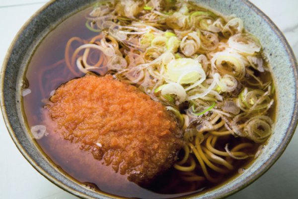 「大和屋」のコロッケそば　380円