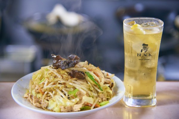 肉野菜炒め（520円）はチューハイによく合う（撮影／貴田茂和）