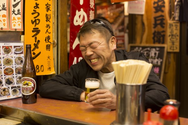 シメはビールで（撮影／榎本壮三）