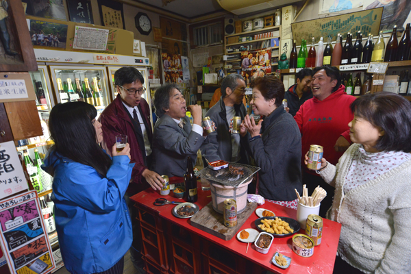 ひっそりとした路地裏に突如出現する店の中では、誰もが家族のように寛いでいる