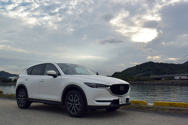ボディの折り目を減らしたデザインが特徴的な「CX-5」