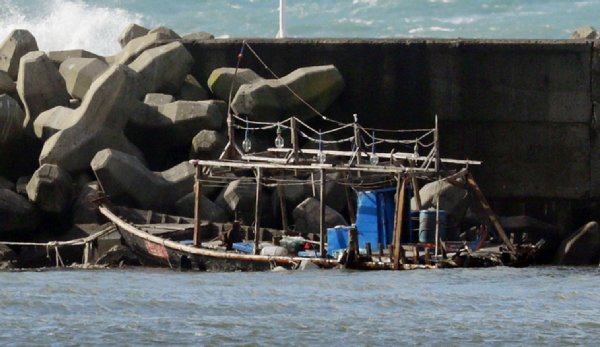 次々と日本に漂着する北朝鮮籍の木造船（写真：時事）