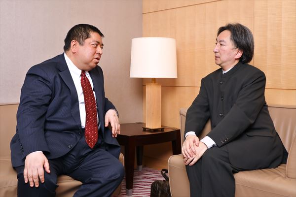 平成史について語り合う佐藤優氏（左）と片山杜秀氏