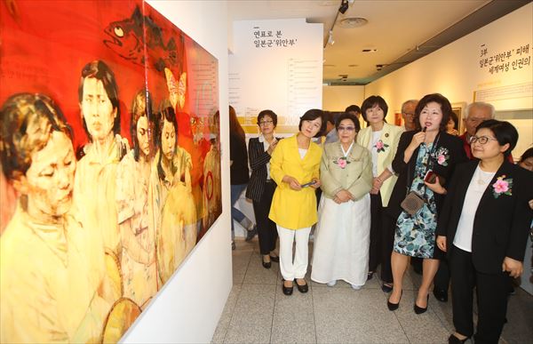 「慰安婦展」を視察する鄭・女性家族相（右端）　YONHAP NEWS/AFLO