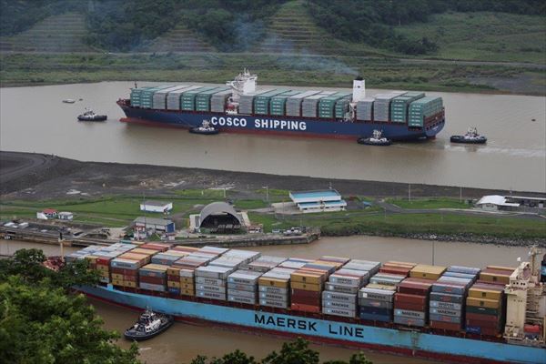 パナマ運河を航行する中国の貨物船　Reuters/AFLO