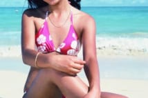 相本久美子 ビーチではしゃぐ眩い水着カットを初公開