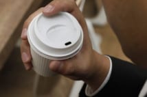森永卓郎氏 「コーヒーをフタの穴からすするのは惨め」
