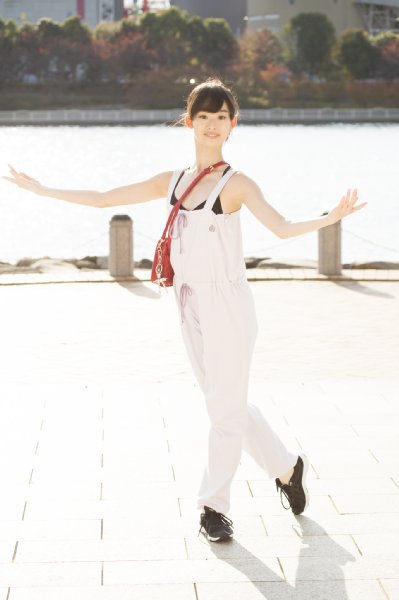 バレエのポーズを決める井本