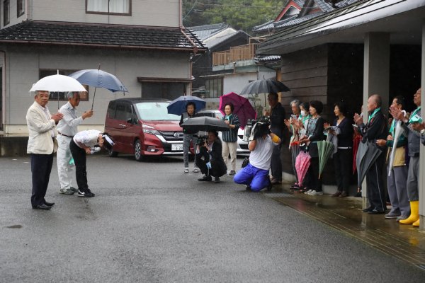 頭を下げるのは選挙中だけ？（稲田氏の選挙風景）