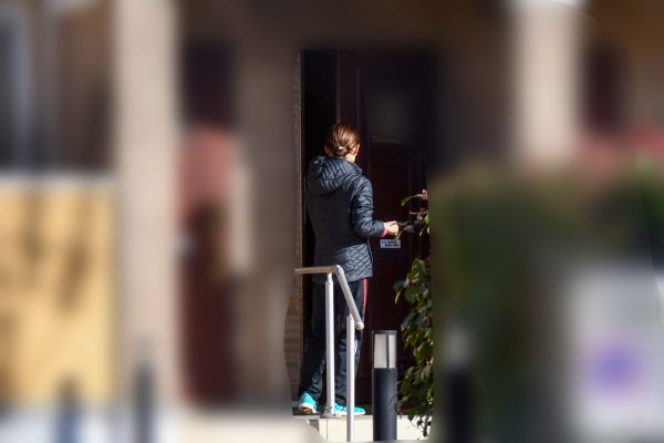 2人は同じ家に出入りしている