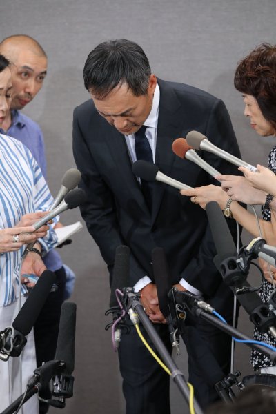 大物俳優も頭を下げ続けた（写真：時事通信フォト）