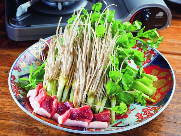 肉が隠れるほど沢山の「せり」を投入する