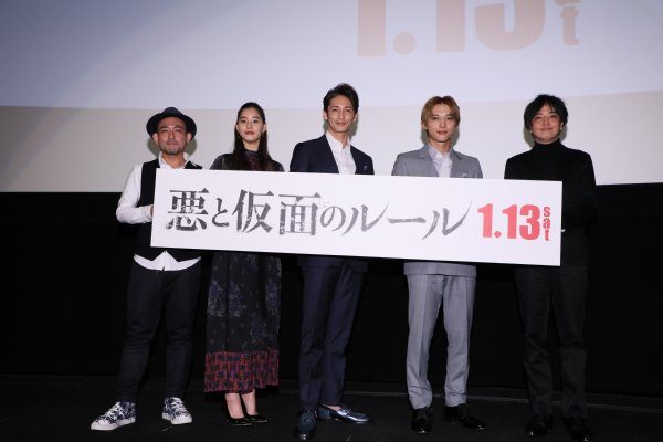 左から中村哲平監督、新木優子、玉木宏、吉沢亮、中村文則氏