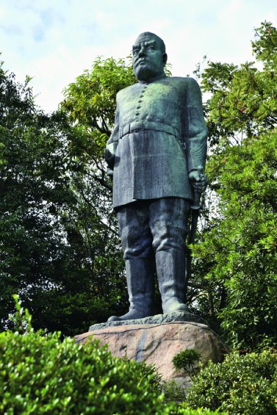 鹿児島市立美術館近くに立ち西郷隆盛銅像