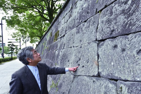 西南戦争銃弾跡を確認する松平氏