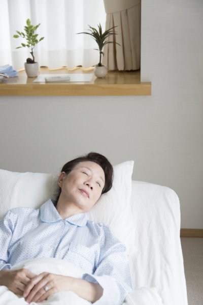 高齢者がよい睡眠のために心掛けるべきことは？（写真／アフロ）