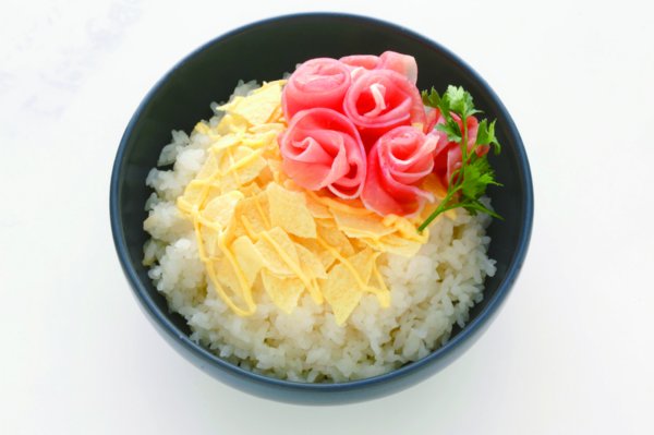 ポテチと生ハムの薔薇丼