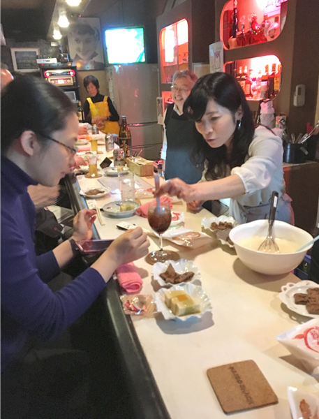 歯科医の亀井倫子ママ（写真右手前）、看護師のチーママ、嚥下食メーカーの人たちも助っ人としてカウンターに