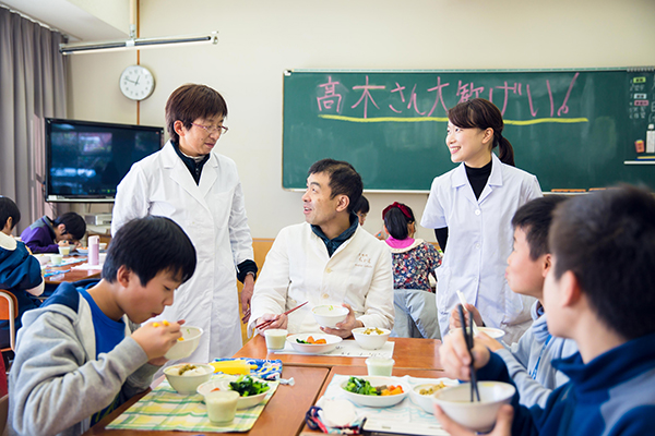 和食崩壊の危機を救うため子供たちに食育をする高木さん（中央）