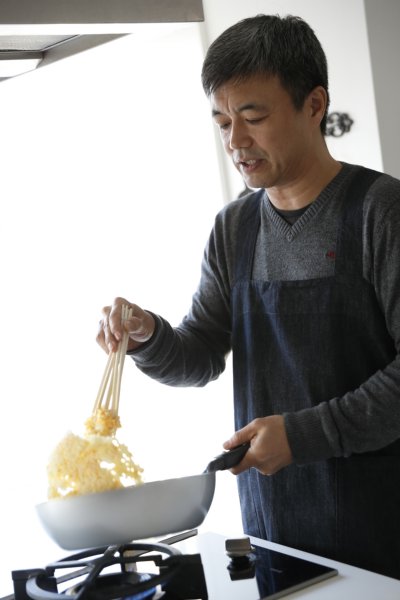 ご飯を炒めてツヤが消えた時が味付けの頃合いと金山さん