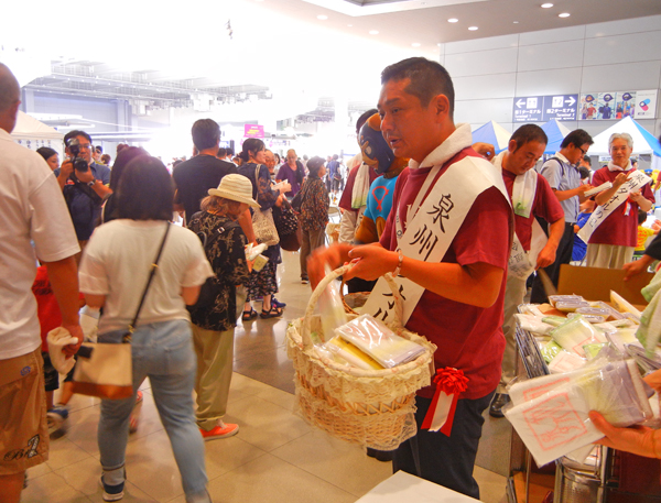 毎年8月の最終日曜、関西国際空港内で泉州タオルを配布