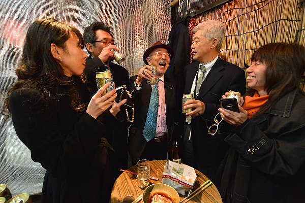 「立ち飲み部」の部員たちは、毎日愉快に部活動中