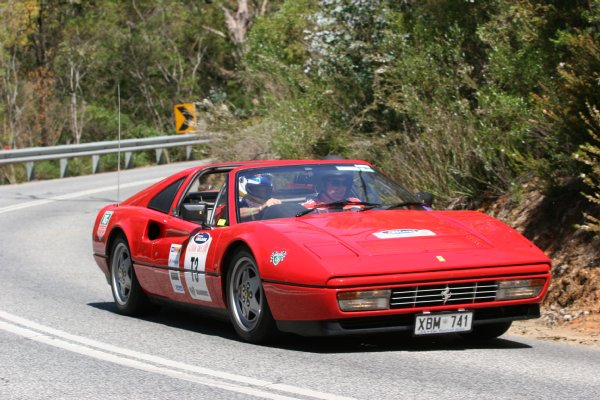 フェラーリ328は優雅な外観で人気を集めた