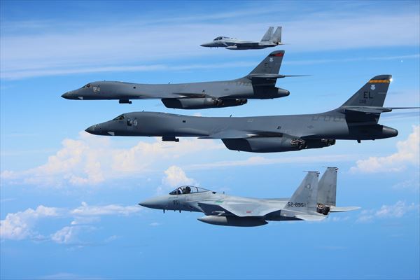 空自F15戦闘機（上下2機）と共同訓練を行なった米爆撃機B1　時事通信フォト