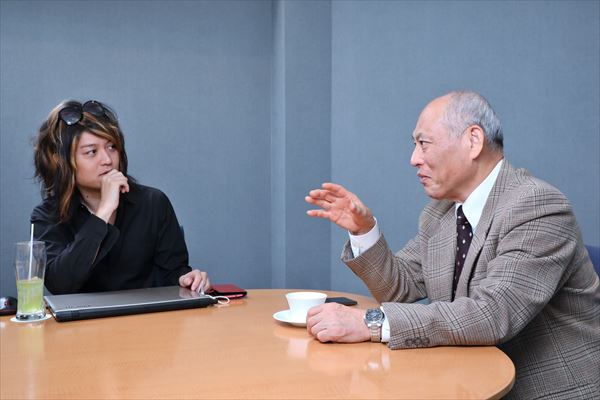 女性議員について語り合う舛添要一氏（右）と古谷経衡氏