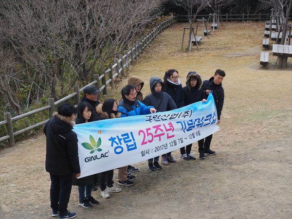 対馬の「韓国展望所」で記念撮影する韓国人客ら