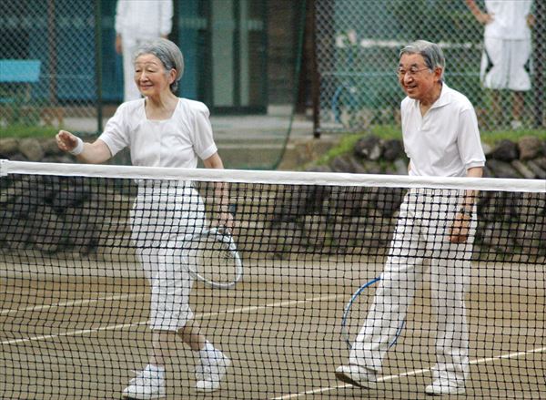 ご結婚前に出会った思い出のコートでテニスを楽しまれた（2010年8月24日）　共同通信社