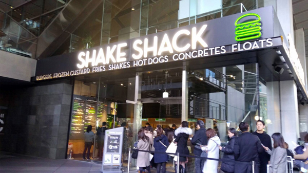 行列の絶えないシェイク・シャック（東京国際フォーラム店）