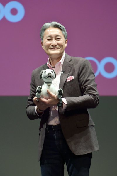 ソニーの新型aiboと平井一夫社長（写真：時事）