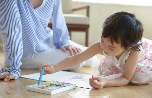 育児も協力が不可欠（イメージカット）