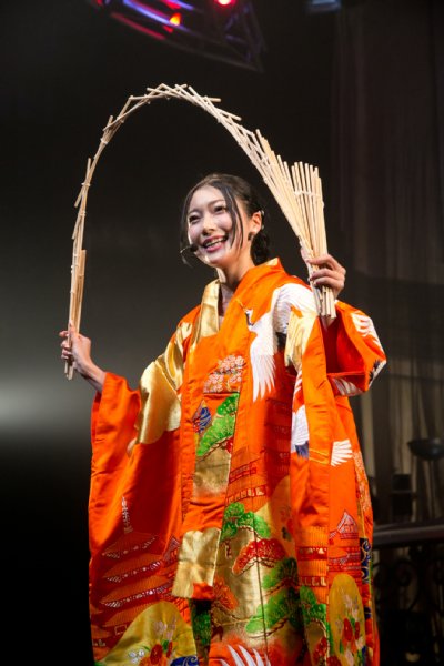 三田羽衣は南京玉すだれを披露